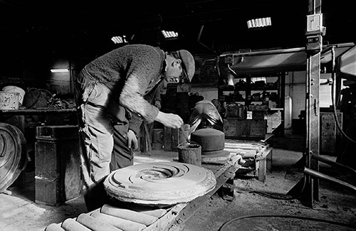 Painting a mould, Lee Howl pump factory Tipton  (1978)