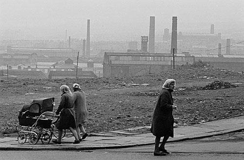 Bradford Housewives and mill chimneys (1969)