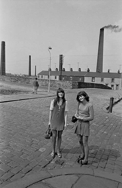 Cotton town girls, Oldham  (1969)