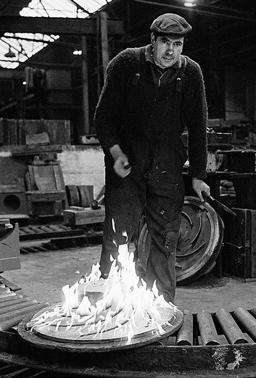Firing a mould, Lee Howl pump fctory Tipton  (1978)