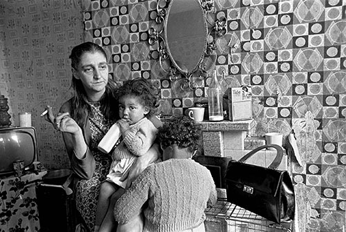 Mother and her children living a single room  (1971)