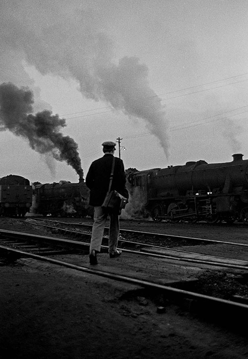 Going on shift at dusk, Oxley engine sheds, Wolverhampton  (1967)