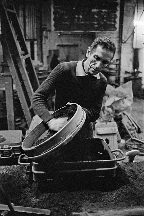 Sieving foundry sand, Lee Howl pump factory Tipton  (1978)