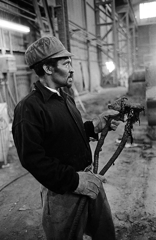 Sprayer at the mould preparation plant Steel furnaces, British Steel Bilston 1977l