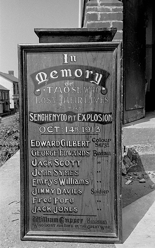 Memorial for miners lost in the explosion at Senghenydd, S. Wales