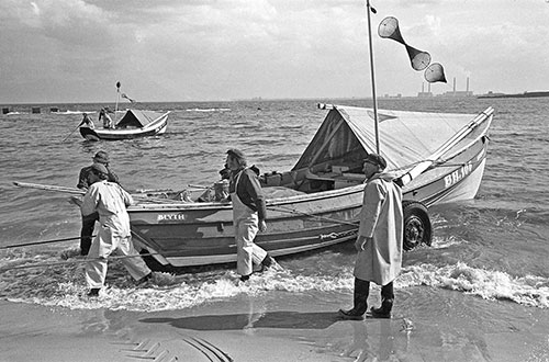 Bringing in a coble, Newbiggin, Northumberland  (1979)