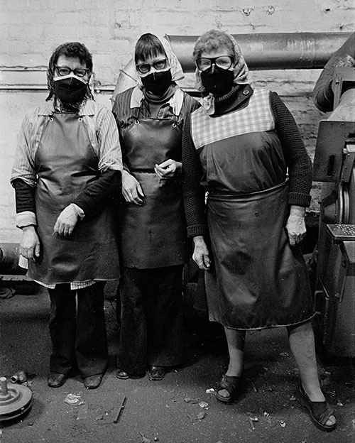 Women polishers, Lee Howl pump factory Tipton  (1978)