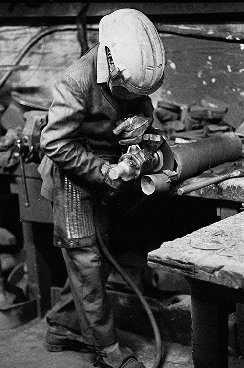 Removing cast blemishes, Lee Howl pump factory Tipton  (1978)