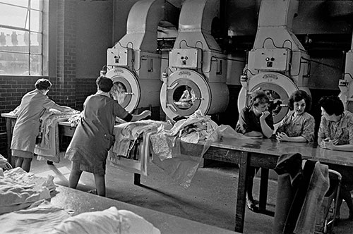 In a washhouse in Salford  (1970)