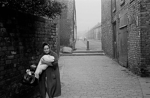 Mother and baby in a Liverpool alleyway  (1969)