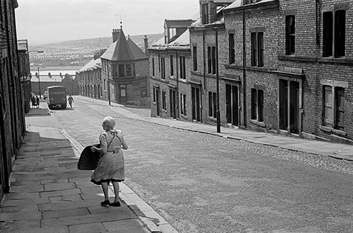 A Shaking her doormat, Byker  (1970)